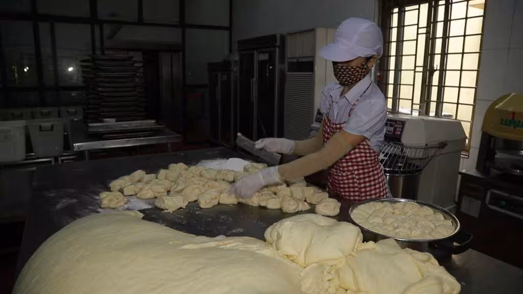 Bánh mì mỏ Quảng Ninh: Hương vị đặc trưng của người thợ lò