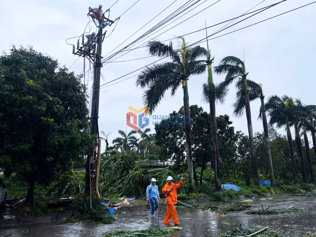 Nỗ lực khôi phục lưới điện tại Móng Cái sau bão số 1: Hành trình thắp sáng niềm tin