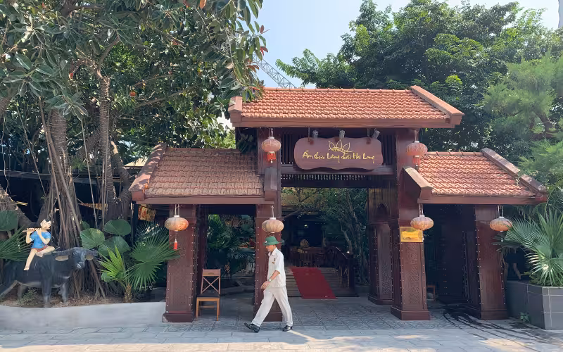 Cổng làng truyền thống tại nhà hàng Ẩm thực làng chài Hạ Long
