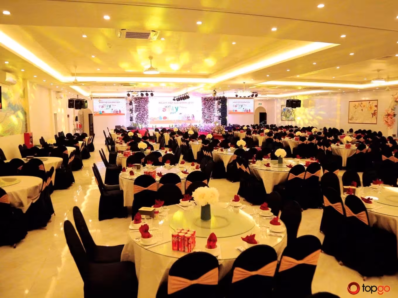 Không gian sảnh tiệc rộng rãi sang trọng tại nhà hàng Magnolia Hạ Long