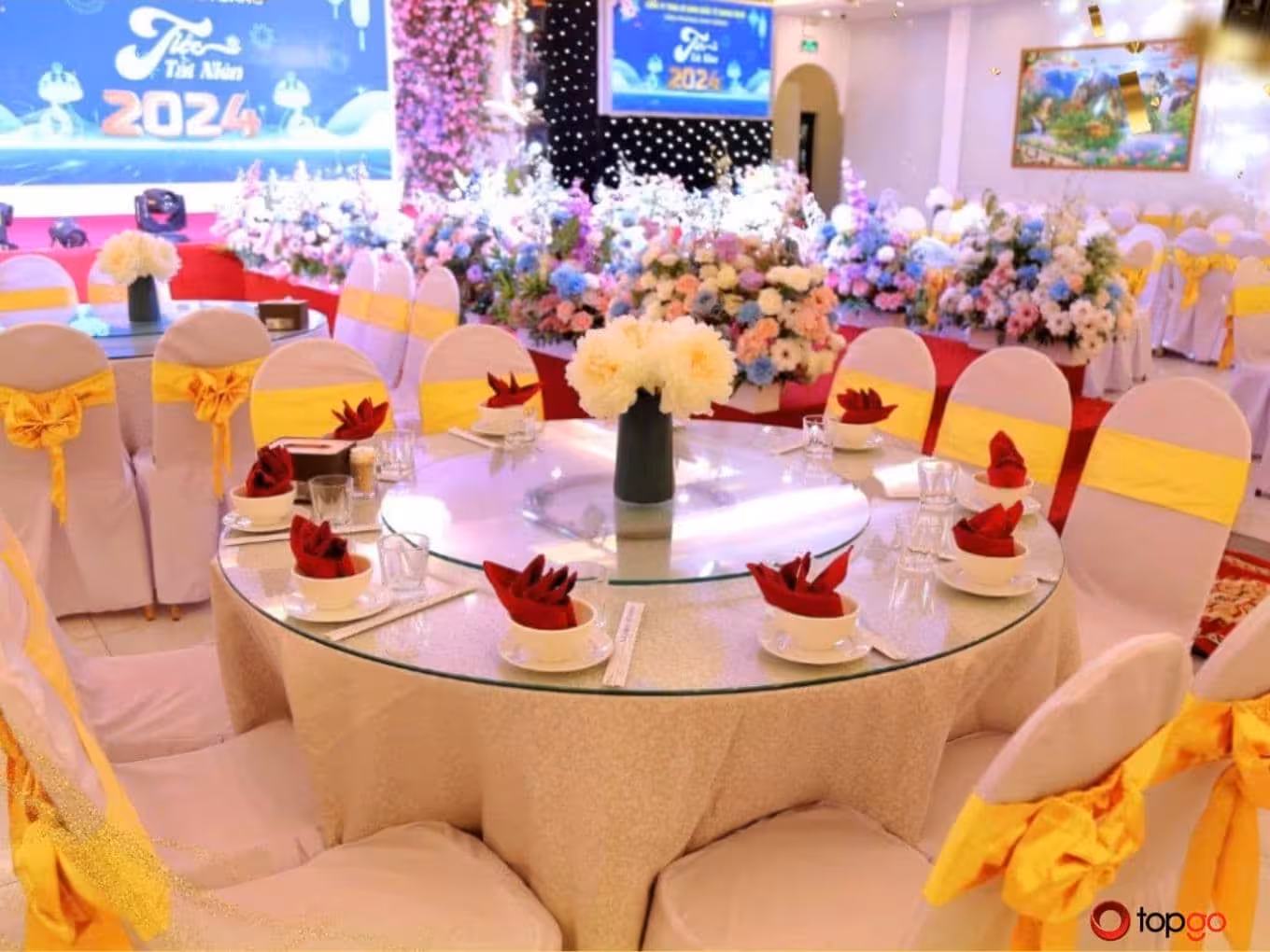 Bàn tiệc được sắp xếp chỉn chu sẵn sàng đón tiếp thực khách