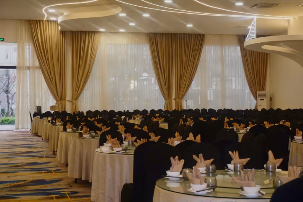 Hội trường rộng lớn không cột chắn tầm nhìn tại nhà hàng Hồng Kông Hạ Long