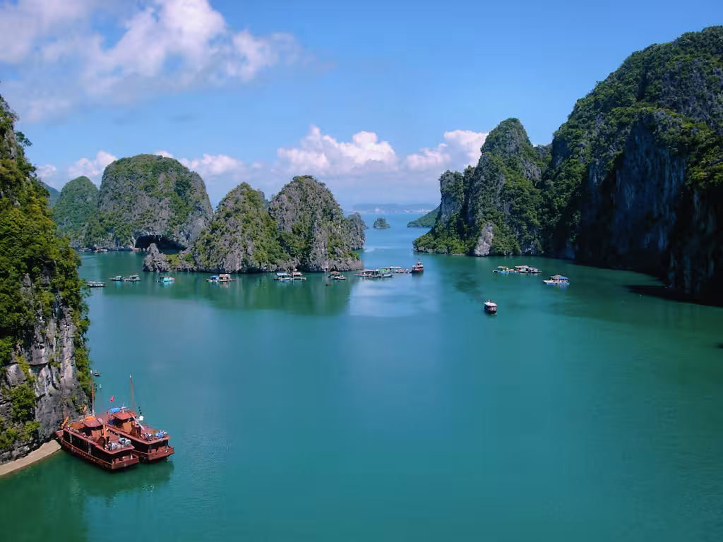Vẻ đẹp hùng vĩ của Vịnh Hạ Long với những hòn đảo đá vôi xanh ngắt