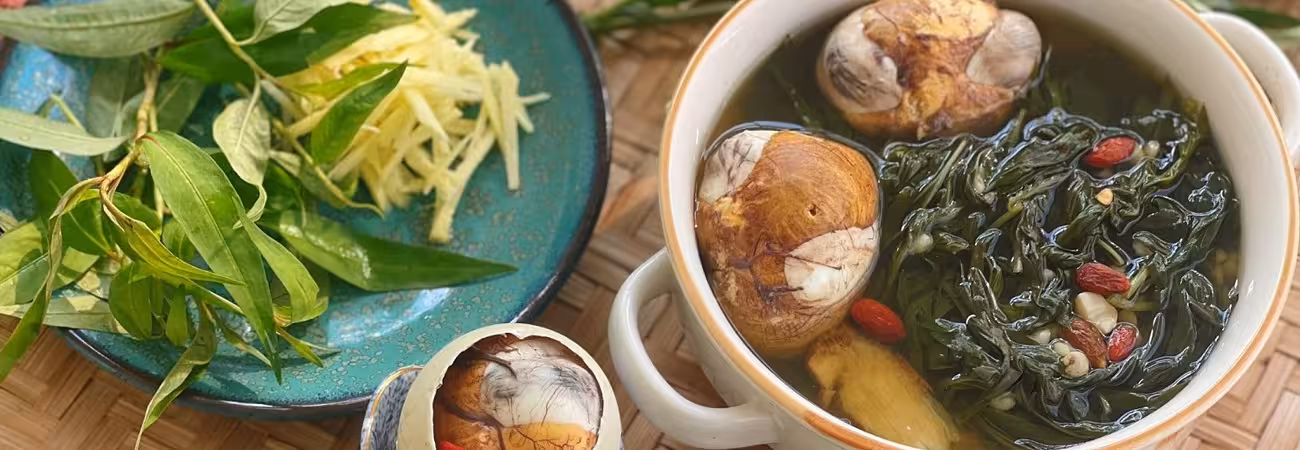 Tiết và trứng vịt lộn hầm lá ngải cứu: Đặc sản bình dân độc đáo tại Hạ Long