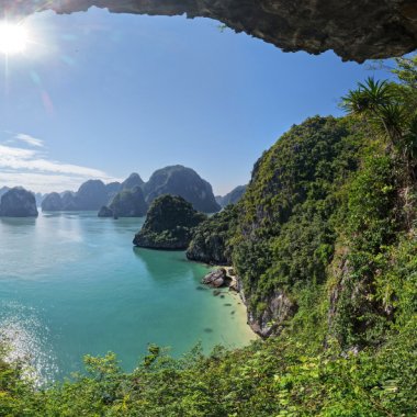 Kỳ quan Vịnh Hạ Long qua những 'mắt thần' đá vôi: Hành trình khám phá di sản từ lòng hang động