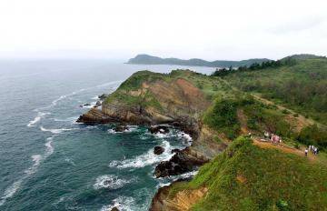 Khám phá vẻ đẹp kỳ thú đá và nước tại đảo Cô Tô