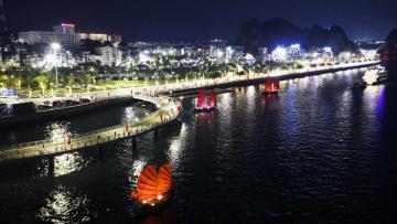 Sóng Hội Ánh Sáng: Bản Giao Hưởng Du Thuyền Đẳng Cấp Giữa Lòng Di Sản Vịnh Hạ Long